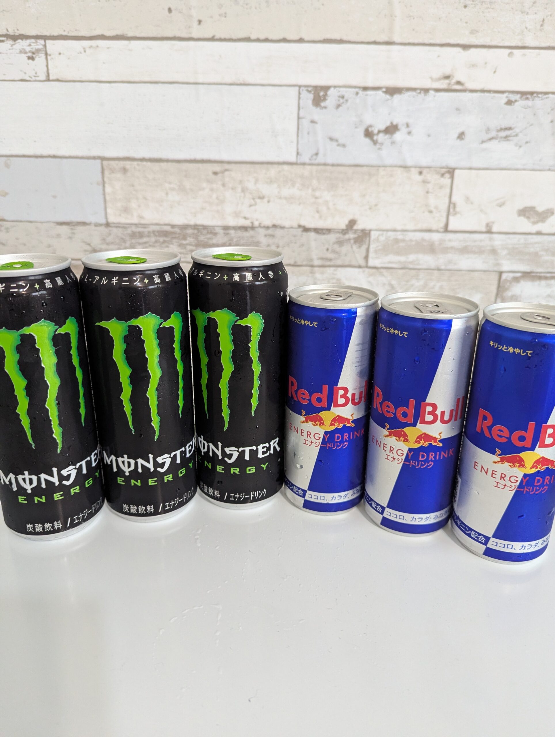 Monster EnergyとRed Bullを並べた写真。初回無料特典は1人3本まで